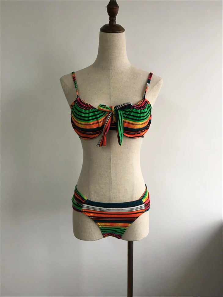 Conjunt de bikini de ratlles amb corbata davantera
