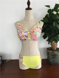 Bikini amb coll en V amb volant floral aquarel·la